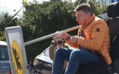 Șoferi fără centură testați cu simulatorul de impact: „Groaznic, mi-am rupt dinții”