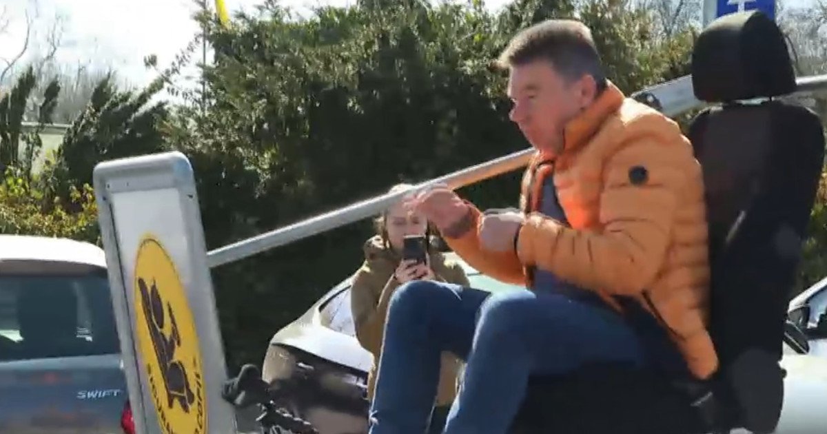 Șoferi fără centură testați cu simulatorul de impact: „Groaznic, mi-am rupt dinții”