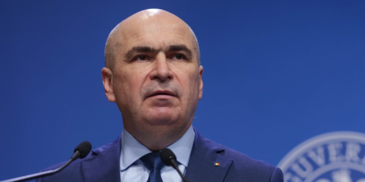 Premierul Ilie Bolojan reafirmă caracterul constituțional al reformei administrative contestate de Avocatul Poporului La mai puțin de o săptămână de la publicarea opiniei Avocatului Poporului, care a remarcat anumite prevederi ale pachetului de reformă administrativă drept contrar Constituției, premierul Ilie Bolojan a venit cu o clarificare fermă: noile măsuri sunt constituționale și vor fi susținute în fața Curții Constituționale (CCR)