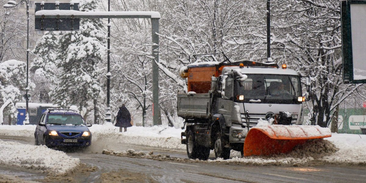 Bucureștiul, capitala României, se confruntă în aceste zile cu o problemă inedită, dar extrem de gravă: în multe zone, zăpada a devenit un morman de muc, praf și praf de cauciuc ars, exprimând în mod evident nivelul de poluare care a crescut alarmant în ultimii ani