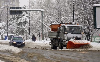 Bucureștiul, capitala României, se confruntă în aceste zile cu o problemă inedită, dar extrem de gravă: în multe zone, zăpada a devenit un morman de muc, praf și praf de cauciuc ars, exprimând în mod evident nivelul de poluare care a crescut alarmant în ultimii ani