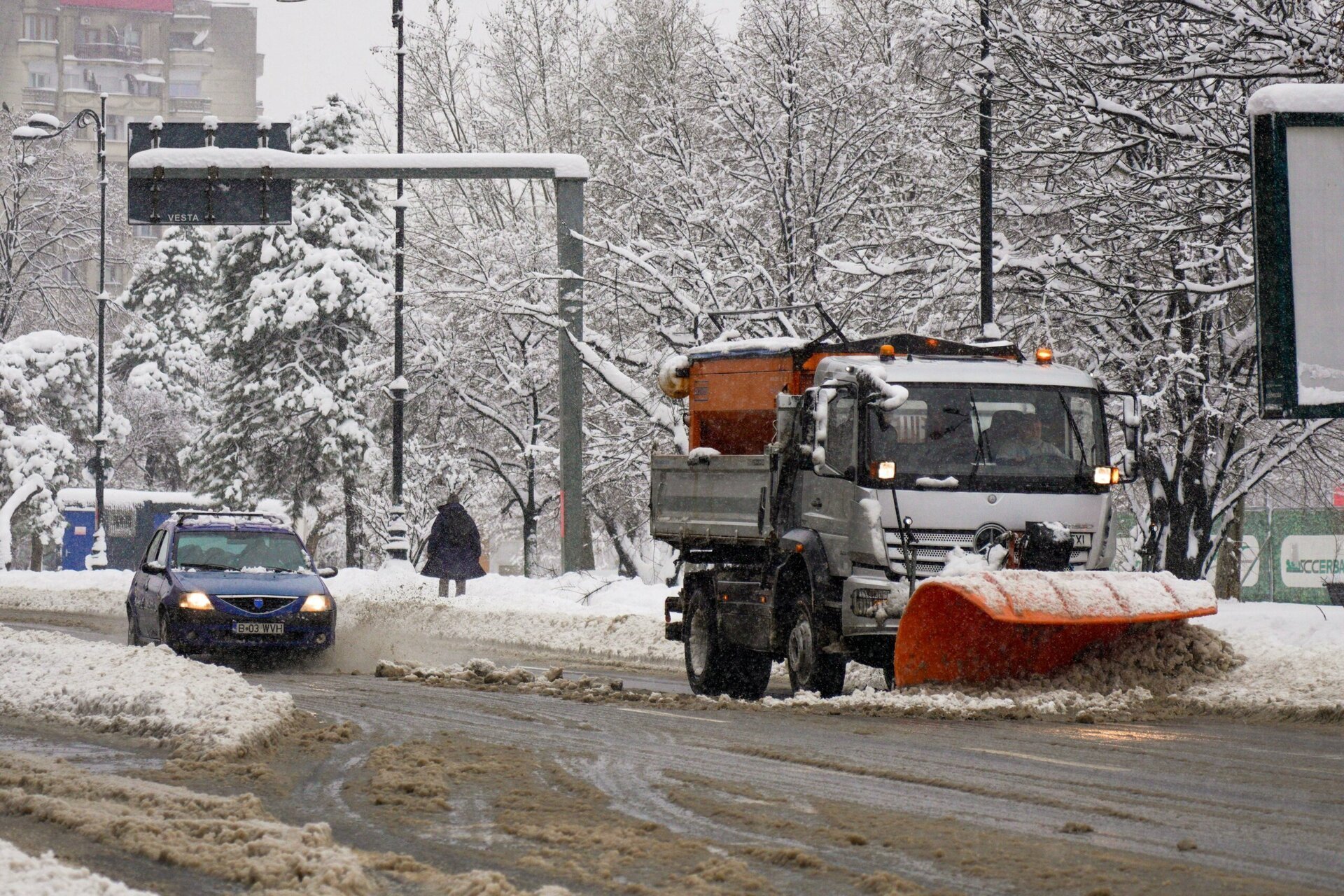 Bucureștiul, capitala României, se confruntă în aceste zile cu o problemă inedită, dar extrem de gravă: în multe zone, zăpada a devenit un morman de muc, praf și praf de cauciuc ars, exprimând în mod evident nivelul de poluare care a crescut alarmant în ultimii ani