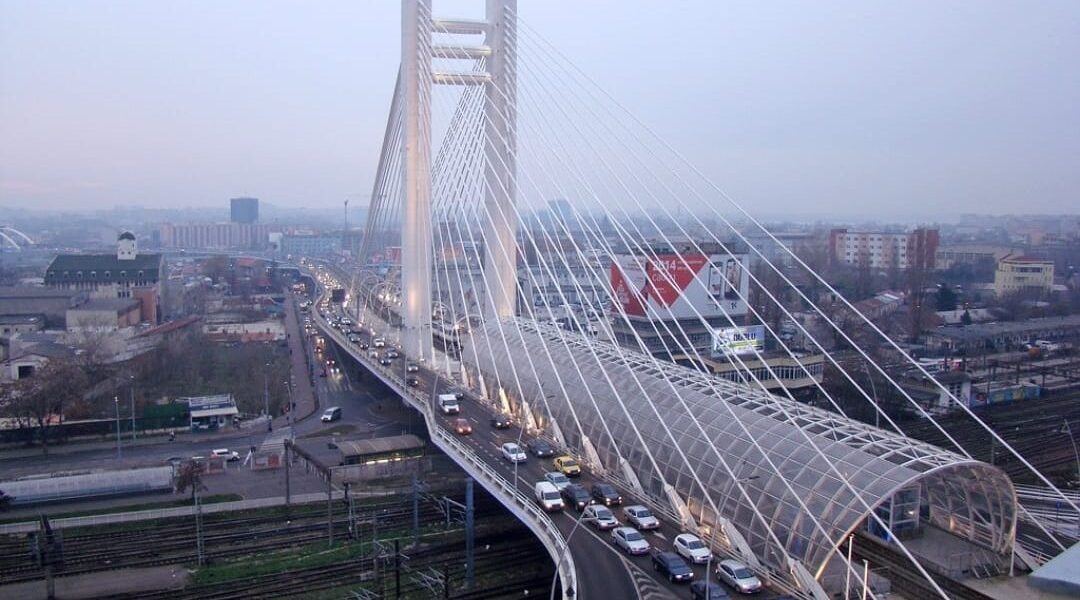 Primăria Capitalei se pregătește să demareze lucrările de consolidare a Podului Basarab, însă în același timp, locuitorii zonei își exprimă nemulțumirea și îngrijorarea cu privire la nivelul de zgomot intens produs de trafic