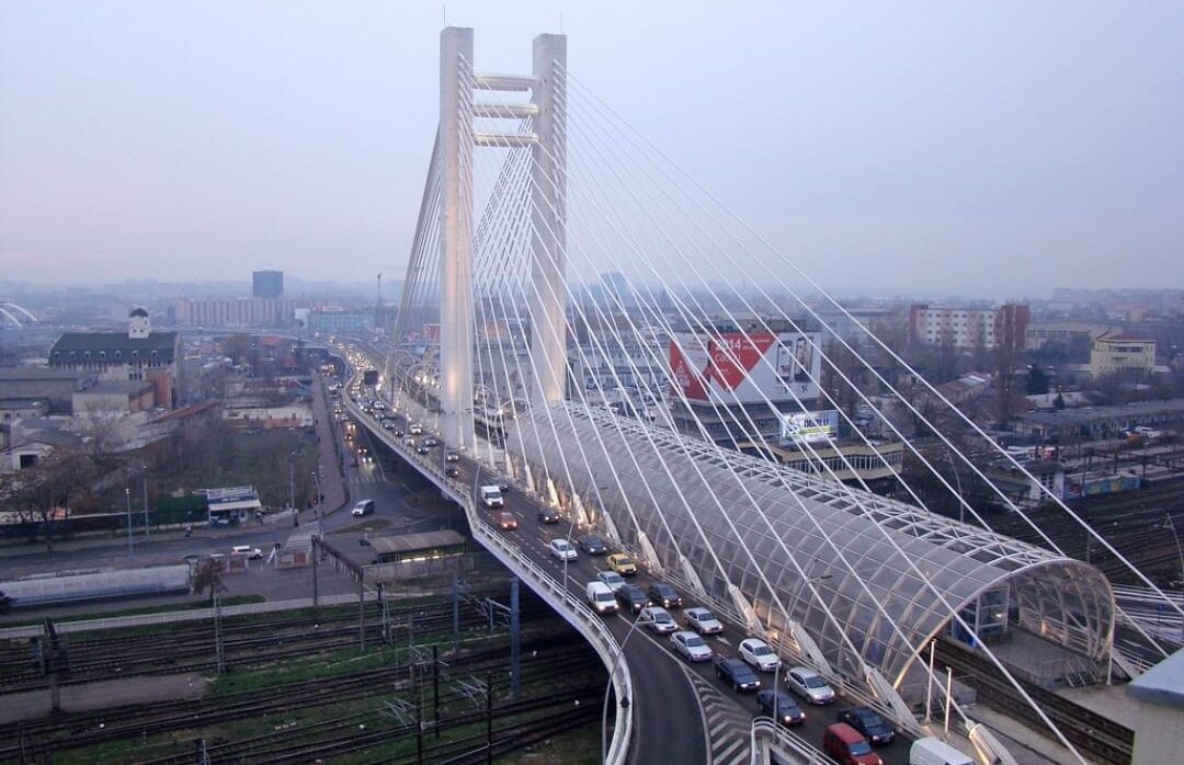 Primăria Capitalei se pregătește să demareze lucrările de consolidare a Podului Basarab, însă în același timp, locuitorii zonei își exprimă nemulțumirea și îngrijorarea cu privire la nivelul de zgomot intens produs de trafic