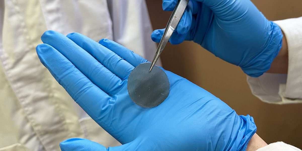 O descoperire revoluționară în domeniul tratamentului rănilor a fost anunțată de o echipă de cercetători din Australia, care a creat un pansament « inteligent » capabil să monitorizeze și să trateze leziunile în timp real