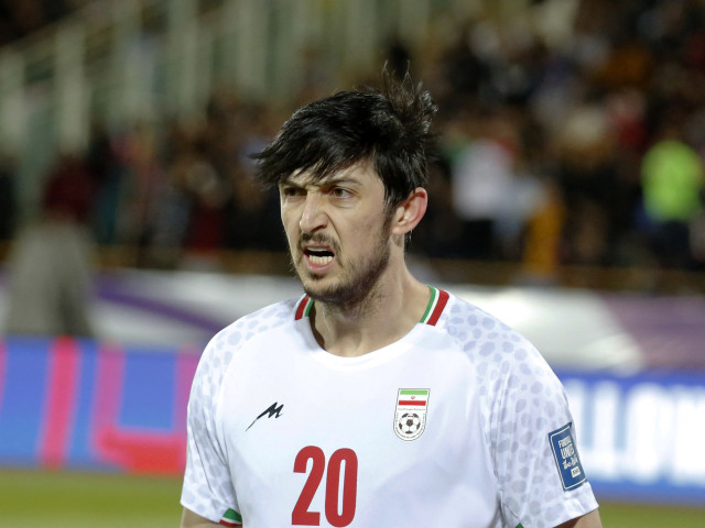 Iranul a provocat recent o nouă controverse internațională, după ce a fost anunțată excluderea unui jucător de fotbal din lotul național, în urma unei decizii stricte și, aparent, fără precedent