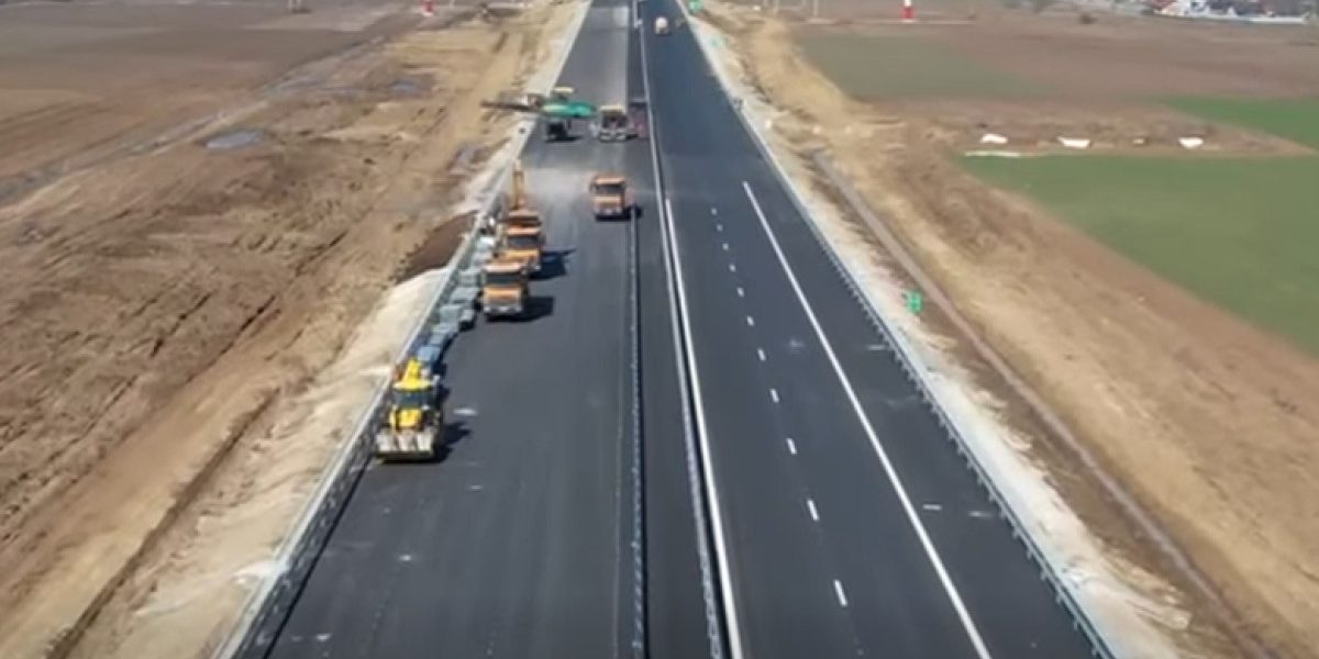 Lucrările pe sectorul de autostradă dintre Adjud și Răcăciuni înregistrează un progres semnificativ, depășind pragul de 90% finalizare, iar circulația rutieră pe această porțiune este estimată să fie deschisă publicului până la finalul lunii august