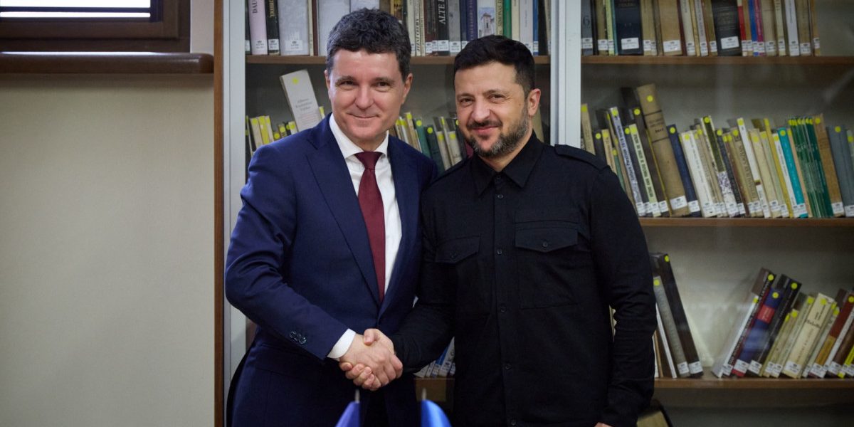 Președintele Ucrainei, Volodimir Zelenski, în vizită oficială la București: un pas important în contextul crizei din regiune Președintele Ucrainei, Volodimir Zelenski, și-a început astăzi vizita oficială în România, un semnal clar al intensificării colaborării bilaterale într-un context geopolitic încă volatil