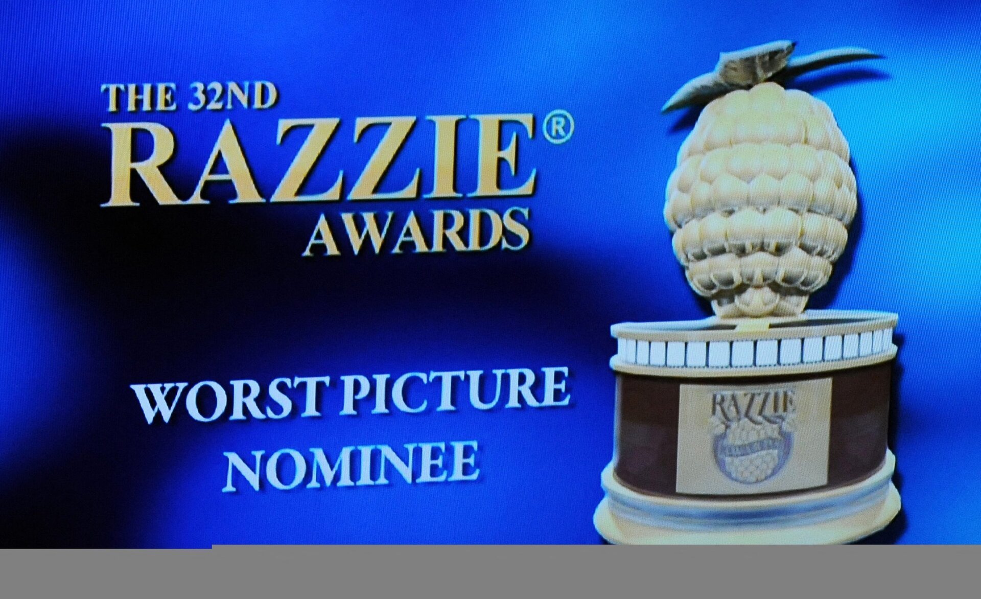 „Răzbunarea” Zmeurei de Aur: „Războiul lumilor” și alte eșecuri cinematografice domină premiile satirice din 2025 Cea de-a 46-a ediție a Premiilor „Zmeura de Aur”, eveniment dedicat satirizării celor mai criticate filme ale anului, a fost marcată de rezultate surprinzătoare, dar și de un val de critici acide la adresa producțiilor de cinema din 2025