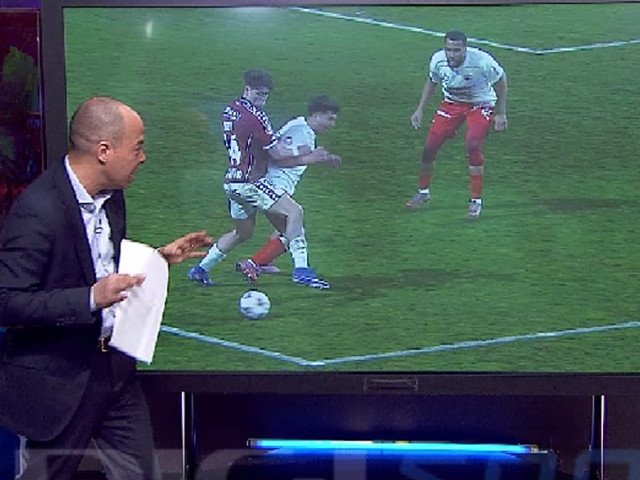 Decizie controversată în derby-ul Rapid – Dinamo: Marius Avram analizează faza decisive din ultima etapă Într-o atmosferă încărcată de tensiune, duelul dintre Rapid și Dinamo a fost marcat nu doar de bucuria victoriei, ci și de o fază controversată care a stârnit reacții aprinse în rândul fanilor și specialiștilor