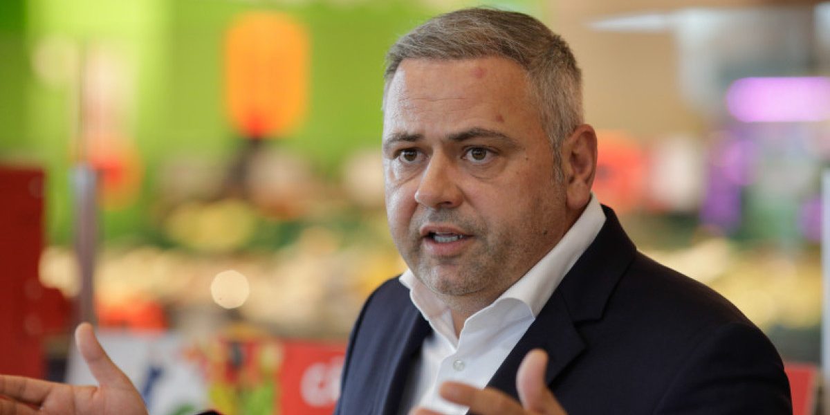Senatul cheamă ministrul Agriculturii în fața deputaților pentru explicații despre scumpirile din sectorul alimentar Decizia de a audia ministrul Agriculturii, Florin Barbu, în cadrul „Orei Guvernului” a fost luată luni de conducerea Senatului, într-un context tensionat legat de creșterea prețurilor alimentare