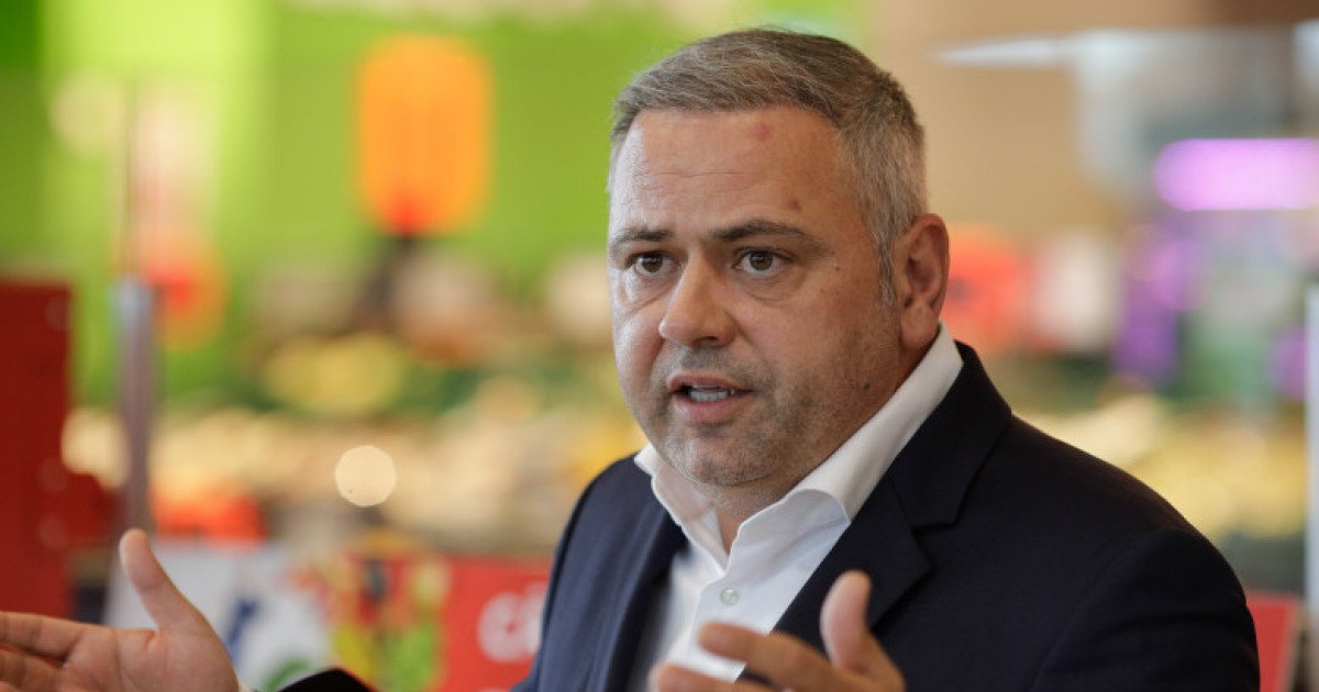 Senatul cheamă ministrul Agriculturii în fața deputaților pentru explicații despre scumpirile din sectorul alimentar Decizia de a audia ministrul Agriculturii, Florin Barbu, în cadrul „Orei Guvernului” a fost luată luni de conducerea Senatului, într-un context tensionat legat de creșterea prețurilor alimentare
