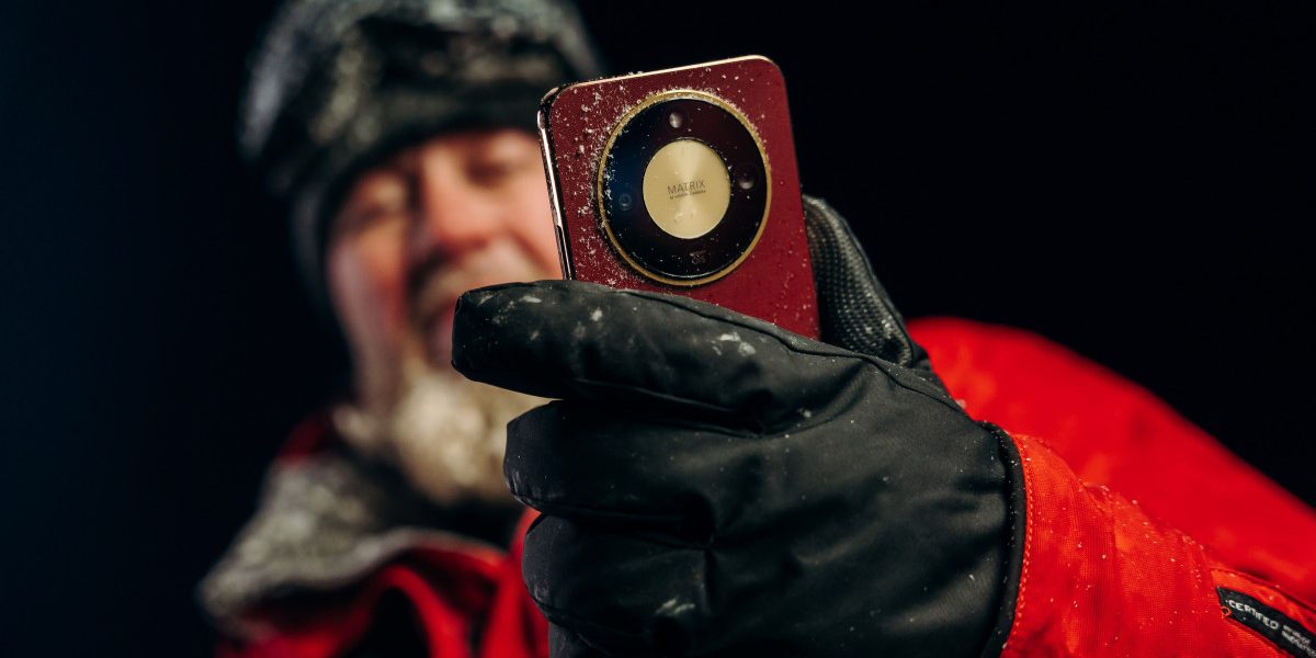 Pe măsură ce piața smartphone-urilor avansează spre maturitate, diferențierea între modele nu mai depinde doar de specificații tehnice sau de performanța procesorului