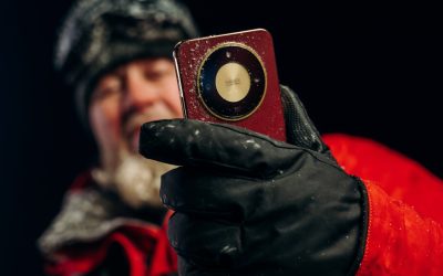 Pe măsură ce piața smartphone-urilor avansează spre maturitate, diferențierea între modele nu mai depinde doar de specificații tehnice sau de performanța procesorului