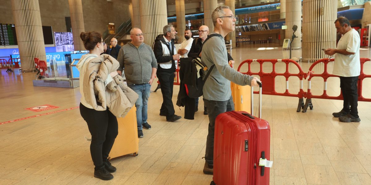 Primii pasageri au început să părăsească Israelul după redeschiderea parțială a Aeroportului Ben Gurion din Tel Aviv pentru zboruri internaționale