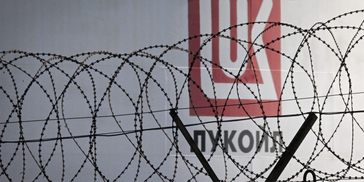 Lukoil, gigantul petrolier rus, raportează pierderi record în 2025, în contextul fermelor de război economic și al sancțiunilor internaționale Un adevărat șoc în industria energetică globală, compania Lukoil, cel mai mare concern petrolier privat din Rusia, a anunțat încheierea anului 2025 cu o pierdere netă de 1,059 trilioane de ruble