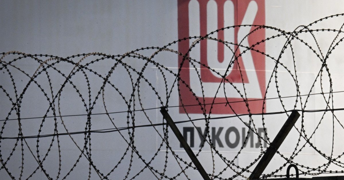 Lukoil, gigantul petrolier rus, raportează pierderi record în 2025, în contextul fermelor de război economic și al sancțiunilor internaționale Un adevărat șoc în industria energetică globală, compania Lukoil, cel mai mare concern petrolier privat din Rusia, a anunțat încheierea anului 2025 cu o pierdere netă de 1,059 trilioane de ruble