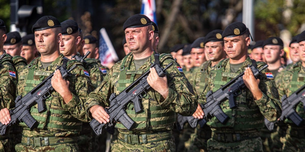 Tinerii dintr-o țară UE vin în număr mare să se înscrie după reluarea serviciului militar obligatoriu, cu salarii peste media europeană