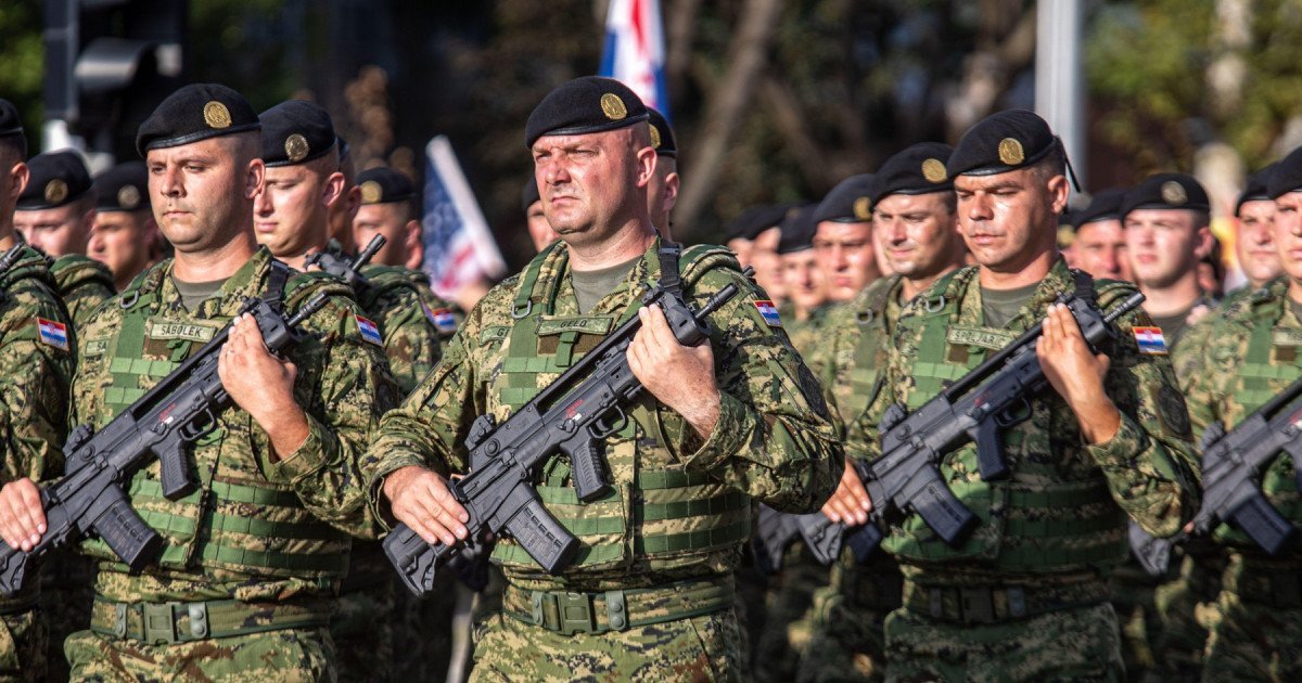Tinerii dintr-o țară UE vin în număr mare să se înscrie după reluarea serviciului militar obligatoriu, cu salarii peste media europeană