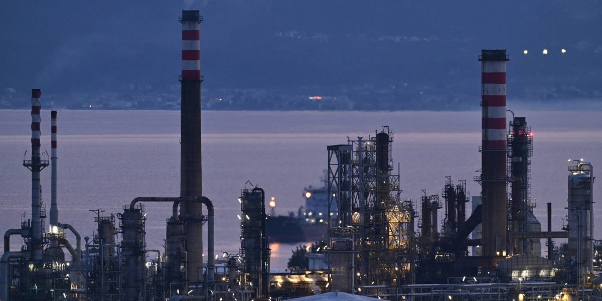 Prețul țițeiului Brent a atins cele mai ridicate niveluri din ultima jumătate de an, depășind pragul de 90 de dolari pe baril, pe fondul escaladării violențelor din Orientul Mijlociu