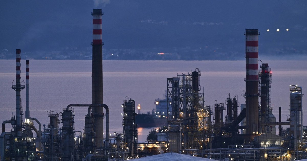 Prețul țițeiului Brent a atins cele mai ridicate niveluri din ultima jumătate de an, depășind pragul de 90 de dolari pe baril, pe fondul escaladării violențelor din Orientul Mijlociu