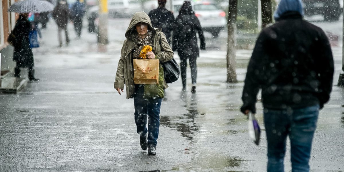 Meteorologii au emis o avertizare de vreme severă pentru următoarele zile, avertizând populația din România asupra intensificărilor de vânt, ploilor moderate și ninsorilor în zonele montane