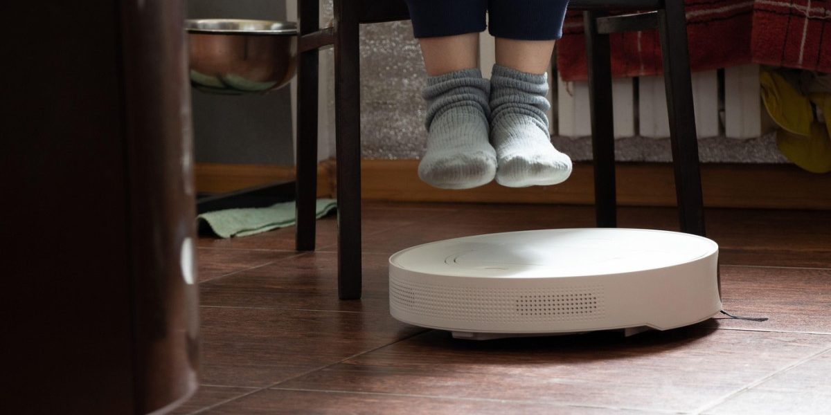 Un inginer software din Spania a reușit să preia controlul a aproximativ 7.000 de aspiratoare robot din întreaga lume, după ce a descoperit o vulnerabilitate gravă în sistemele unor dispozitive DJI Romo, un sistem folosit pentru controlul robotilor domestici