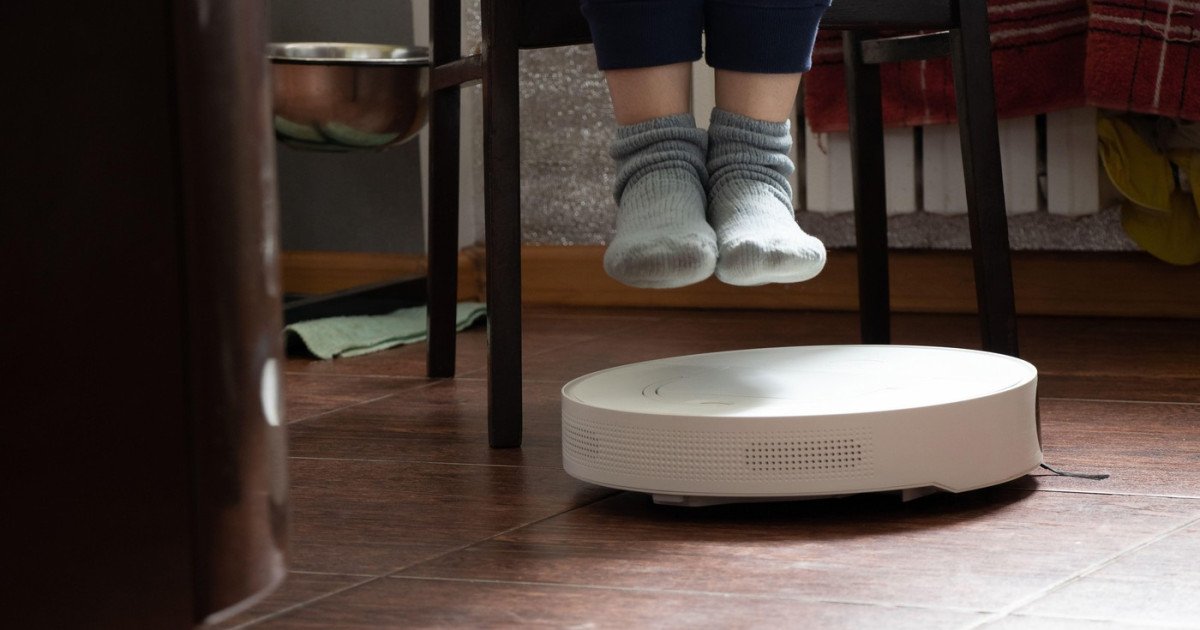 Un inginer software din Spania a reușit să preia controlul a aproximativ 7.000 de aspiratoare robot din întreaga lume, după ce a descoperit o vulnerabilitate gravă în sistemele unor dispozitive DJI Romo, un sistem folosit pentru controlul robotilor domestici