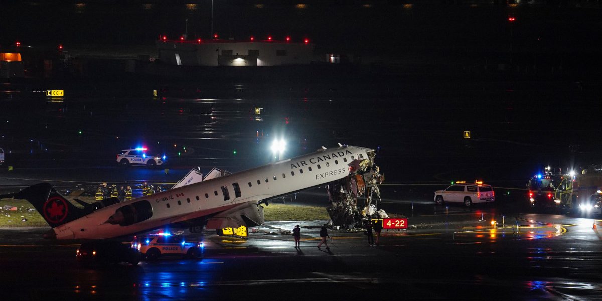 Un accident violent a avut loc duminică seară pe pista aeroportului LaGuardia din New York, atunci când un avion de pasageri al companiei Air Canada s-a ciocnit cu un vehicul al Departamentului de Pompieri