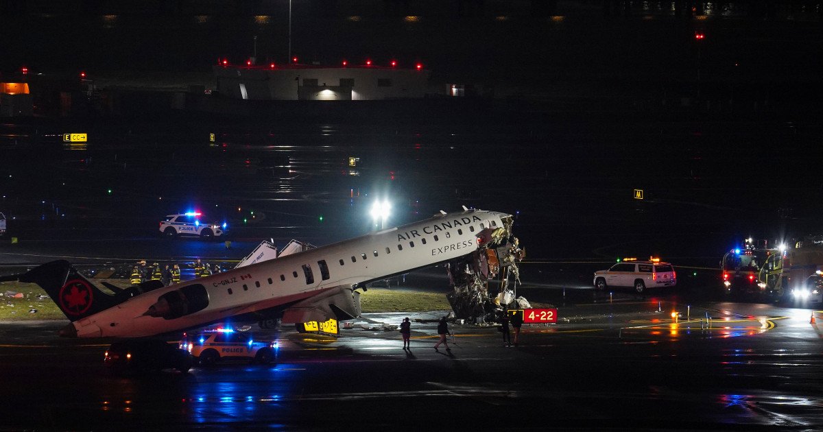 Un accident violent a avut loc duminică seară pe pista aeroportului LaGuardia din New York, atunci când un avion de pasageri al companiei Air Canada s-a ciocnit cu un vehicul al Departamentului de Pompieri