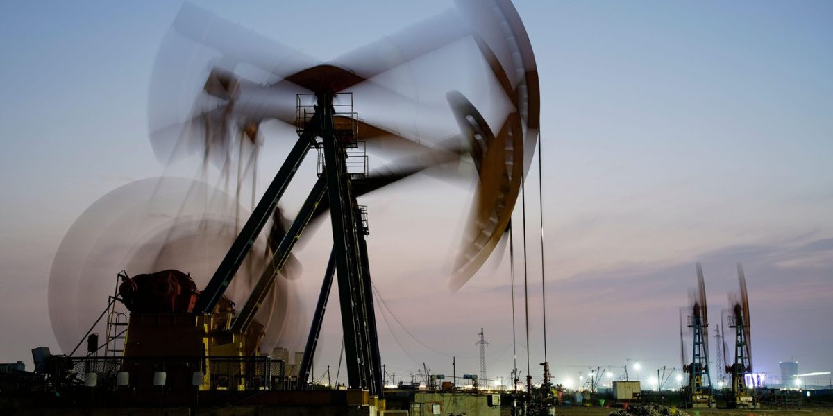 Prețul petrolului atinge un nou maxim după mai bine de un an, depășind pragul de 100 de dolari pe baril, un semnal alarmant pentru piețele globale