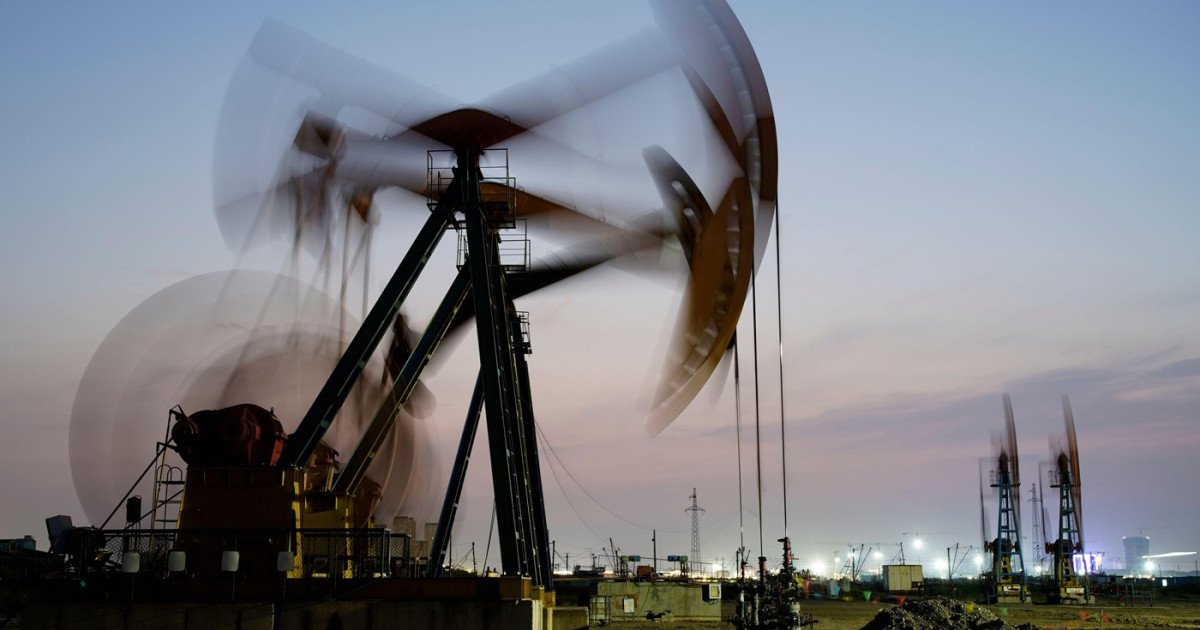 Prețul petrolului atinge un nou maxim după mai bine de un an, depășind pragul de 100 de dolari pe baril, un semnal alarmant pentru piețele globale
