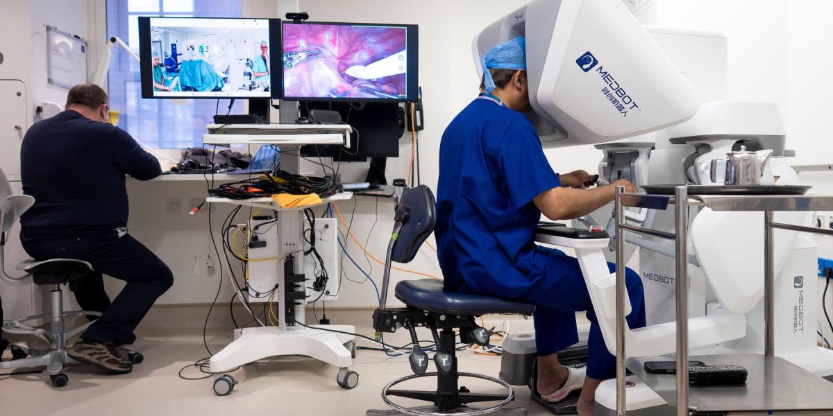 Un moment istoric în chirurgia robotică: prima operație la distanță realizată în Marea Britanie Într-un pas revoluționar pentru medicina modernă, un chirurg din Londra a efectuat recent prima operație robotică la distanță asupra unui pacient aflat la aproximativ 2.400 de kilometri distanță, în Gibraltar