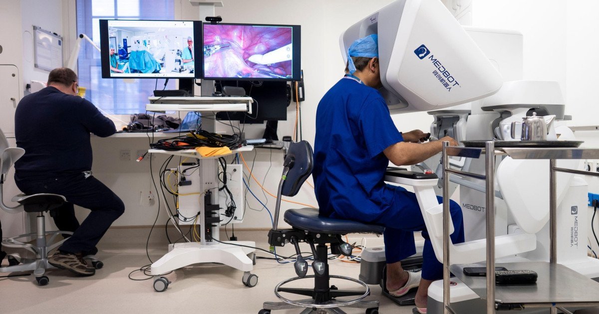 Un moment istoric în chirurgia robotică: prima operație la distanță realizată în Marea Britanie Într-un pas revoluționar pentru medicina modernă, un chirurg din Londra a efectuat recent prima operație robotică la distanță asupra unui pacient aflat la aproximativ 2.400 de kilometri distanță, în Gibraltar