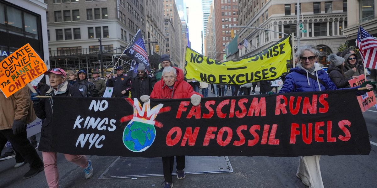 Cel puțin opt milioane de americani au ieșit sâmbătă în stradă pentru a protesta împotriva administrației președintelui Donald Trump, într-un val masiv de manifestații denumit „Fără Regi”