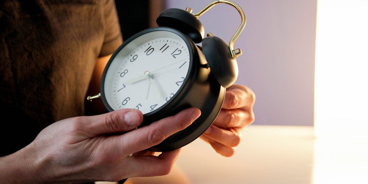 România trece în această noapte de sâmbătă spre duminică, 28 spre 29 martie 2026, la ora de vară