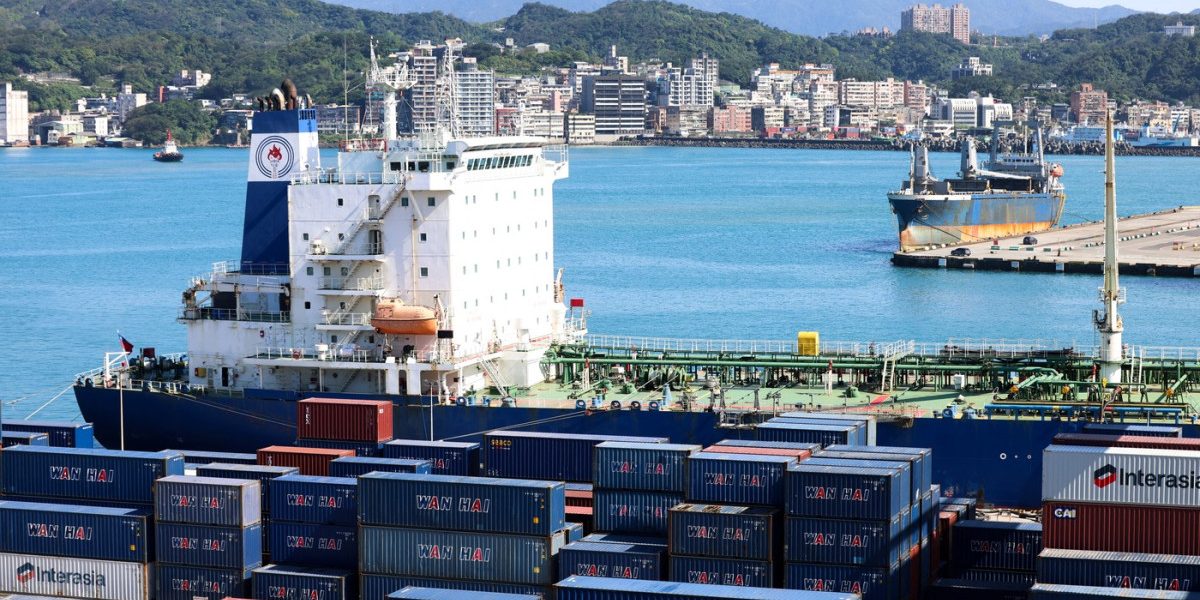 Criza geopolitică declanșată de conflictul intens dintre Statele Unite, Israel și Iran a reușit să destabilizeze nu doar regiunile implicate direct, ci și piețele globale, generând un val de incertitudini și creșteri semnificative ale prețurilor la energie și materii prime esențiale