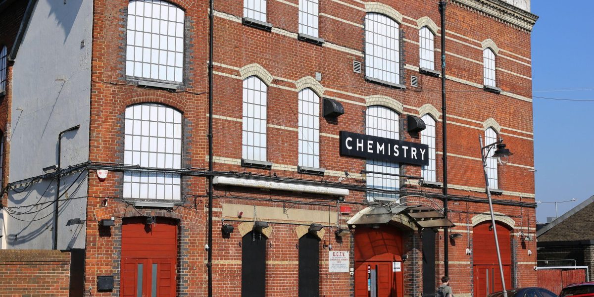 Criza meningitei în Marea Britanie: de la clubul de noapte la alarmă națională Un val de îngrijorare s-a răspândit în Marea Britanie după ce cazurile de meningită asociate unui club de noapte din Kent s-au transformat într-o criză de sănătate publică de amploare, cu ecou la nivel național