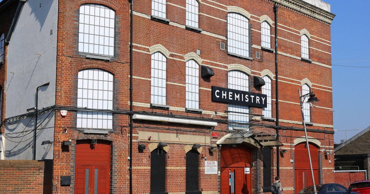 Criza meningitei în Marea Britanie: de la clubul de noapte la alarmă națională Un val de îngrijorare s-a răspândit în Marea Britanie după ce cazurile de meningită asociate unui club de noapte din Kent s-au transformat într-o criză de sănătate publică de amploare, cu ecou la nivel național