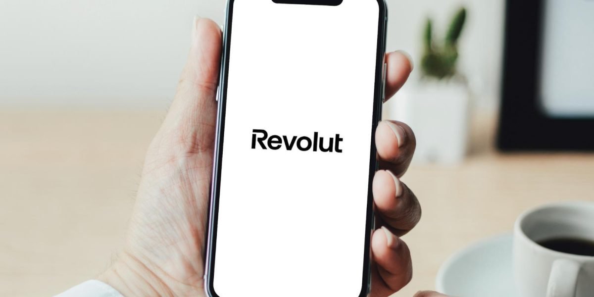 Revolut, unul dintre cei mai importanti jucători pe piața globală a serviciilor financiare digitalizate, a primit în sfârșit undă verde din partea autorităților de reglementare din Regatul Unit pentru extinderea sa prin deschiderea unei sucursale bancare