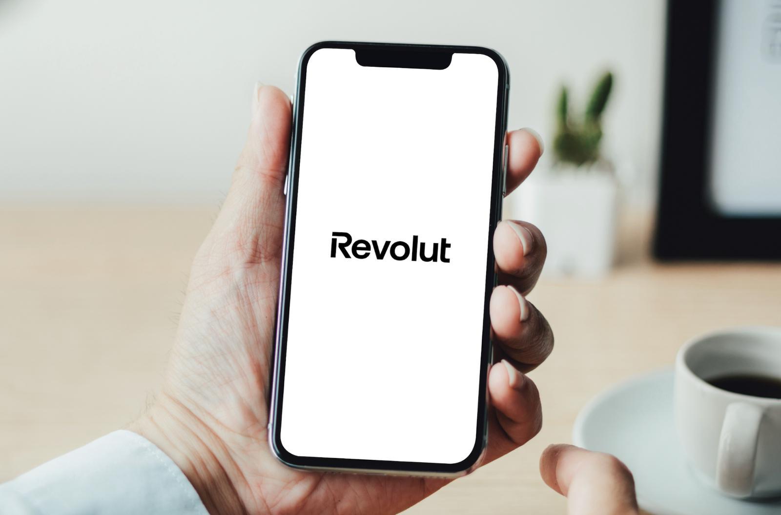 Revolut, unul dintre cei mai importanti jucători pe piața globală a serviciilor financiare digitalizate, a primit în sfârșit undă verde din partea autorităților de reglementare din Regatul Unit pentru extinderea sa prin deschiderea unei sucursale bancare