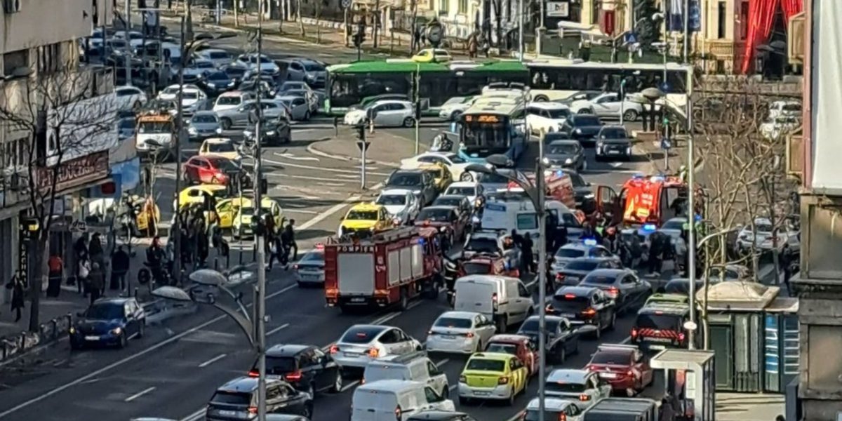Accident grav în Piața Romană: pieton prins sub mașină și manevre de resuscitare în desfășurare Un accident tragic s-a petrecut în această după-amiază în centrul Bucureștiului, în zona Piața Romană, unde un pieton a fost acroșat grav de un autovehicul și apoi prins sub mașină