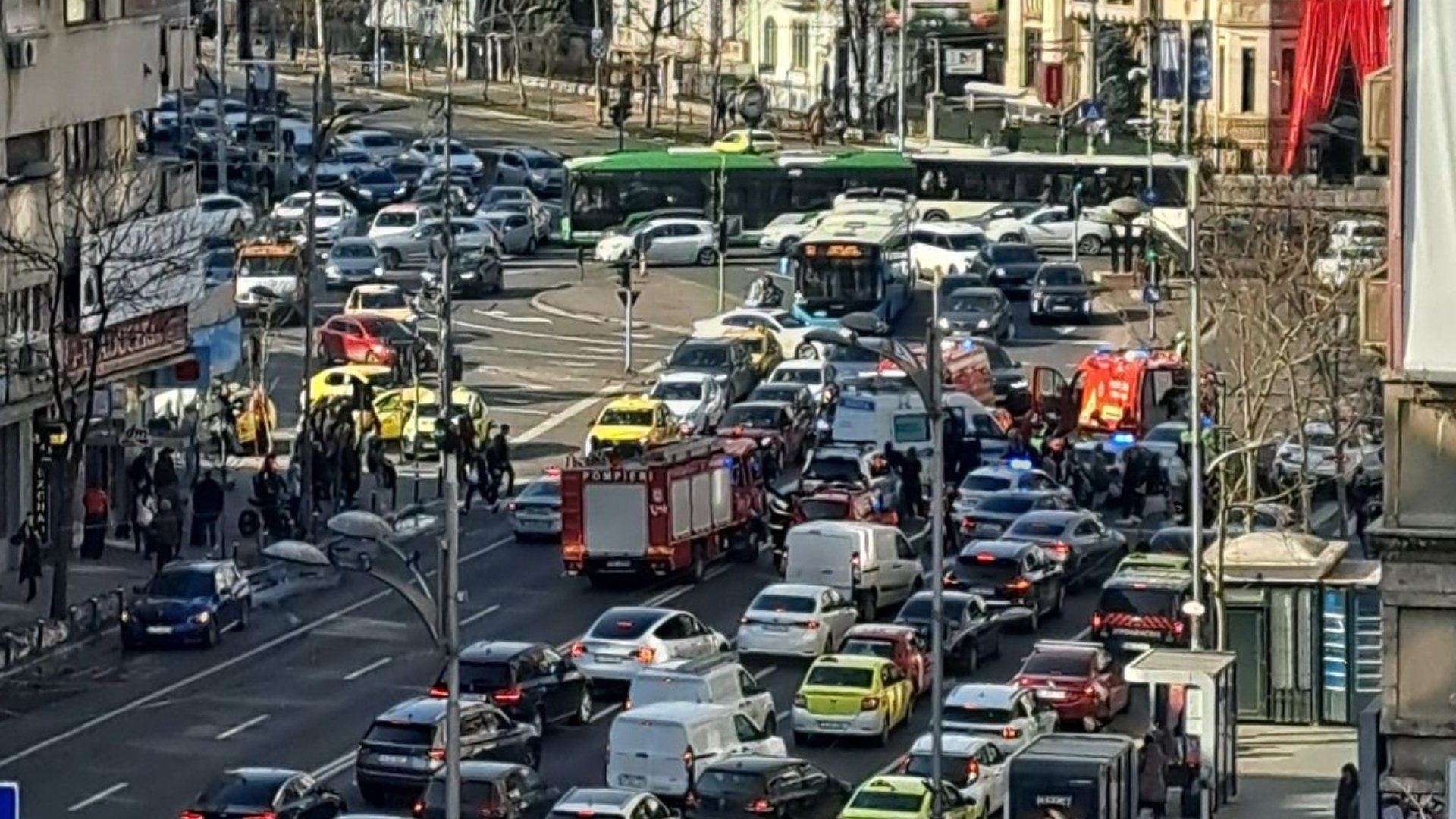 Accident grav în Piața Romană: pieton prins sub mașină și manevre de resuscitare în desfășurare Un accident tragic s-a petrecut în această după-amiază în centrul Bucureștiului, în zona Piața Romană, unde un pieton a fost acroșat grav de un autovehicul și apoi prins sub mașină