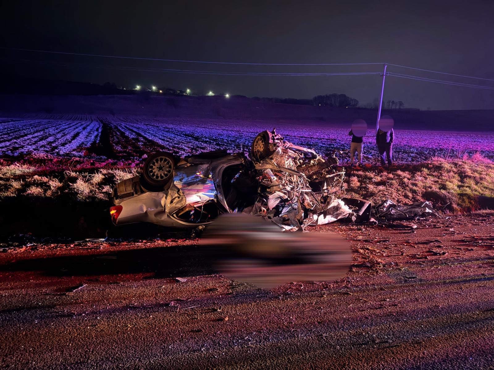 Tragedie pe șoselele din Suceava: un impact frontal revendică o viață, alte două persoane fiind rănite grav în urma unui accident rutier în sudul județului O zi obișnuită de sâmbătă s-a transformat într-o tragedie pe drumul național DN2, în zona localității Pătrăuți, după ce două autoturisme au fost implicate într-un accident mortal