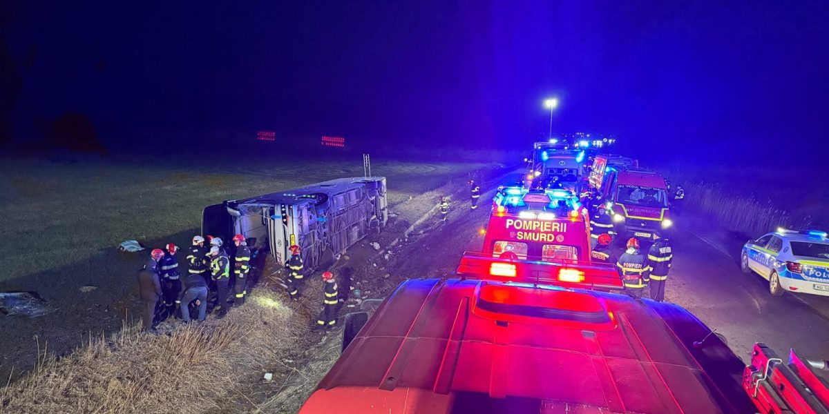 Accidente grave pe șosele din România: un bilanț tragic și intervenții de urgență Se luptă cu urgența după ce două accidente rutiere deosebit de grave au avut loc în ultimele 24 de ore, soldându-se cu decese și multiple răniți
