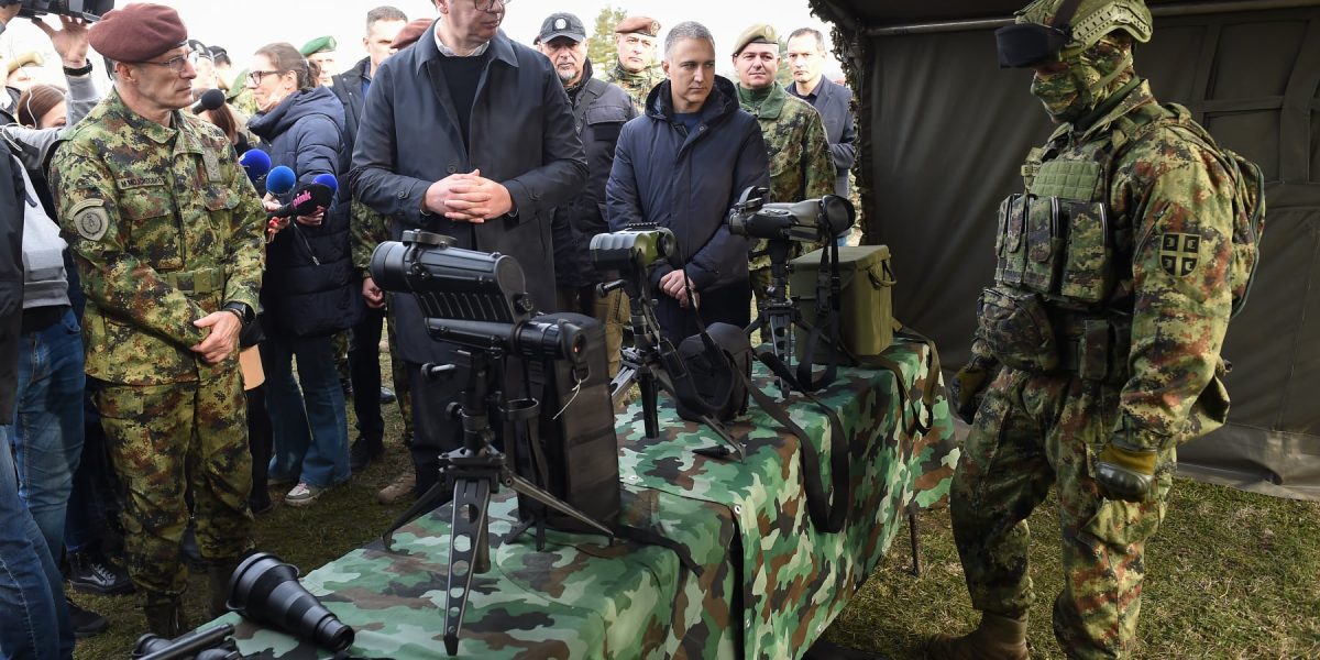 Președintele Serbiei, Aleksandar Vucic, a aruncat recent o nouă umbră de îndoială asupra perspectivei de stabilitate în Balcani, afirmând că țara sa monitorizează cu mare atenție și vigilență evoluțiile din regiune, în special pe segmentul colaborărilor militare dintre Croația, Albania și Kosovo