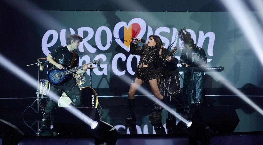 Controverse în jurul piesei românești înscrise în Eurovision din cauza textului considerat periculos Voturile pentru participarea României la Eurovision 2023 sunt învăluite în controverse, odată cu izbucnirea unei dispute legate de conținutul piesei “Choke Me”, interpretată de cântăreața Alexandra Căpitănescu, câștigătoare a show-ului „The Voice România”