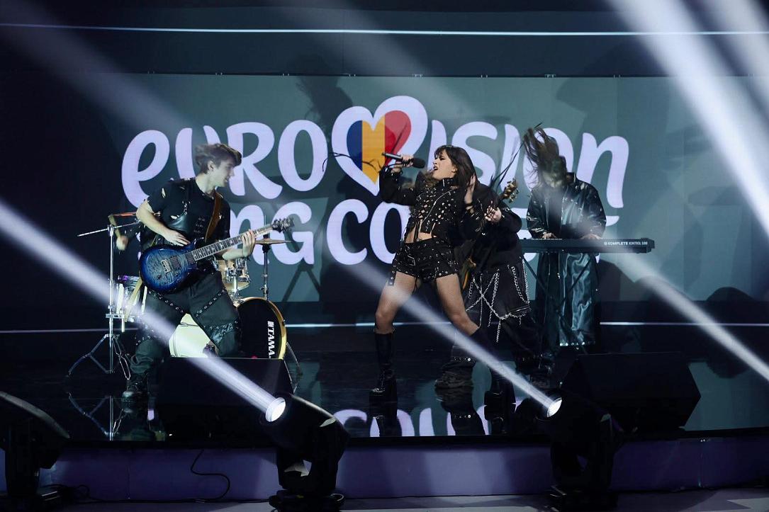 Controverse în jurul piesei românești înscrise în Eurovision din cauza textului considerat periculos Voturile pentru participarea României la Eurovision 2023 sunt învăluite în controverse, odată cu izbucnirea unei dispute legate de conținutul piesei “Choke Me”, interpretată de cântăreața Alexandra Căpitănescu, câștigătoare a show-ului „The Voice România”