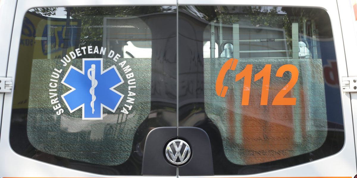 Accident în Vâlcea: o ambulanță lovită de o mașină de gunoi în timp ce transporta un pacient, nimeni nu a fost grav rănit Un incident rutier dramatic s-a produs astăzi în județul Vâlcea, când o autospecială de tip ambulanță, însoțită de semnalele acustice și luminoase în funcțiune, a fost lovită frontal de o mașină de gunoi