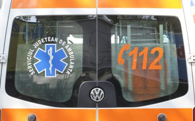 Accident în Vâlcea: o ambulanță lovită de o mașină de gunoi în timp ce transporta un pacient, nimeni nu a fost grav rănit Un incident rutier dramatic s-a produs astăzi în județul Vâlcea, când o autospecială de tip ambulanță, însoțită de semnalele acustice și luminoase în funcțiune, a fost lovită frontal de o mașină de gunoi